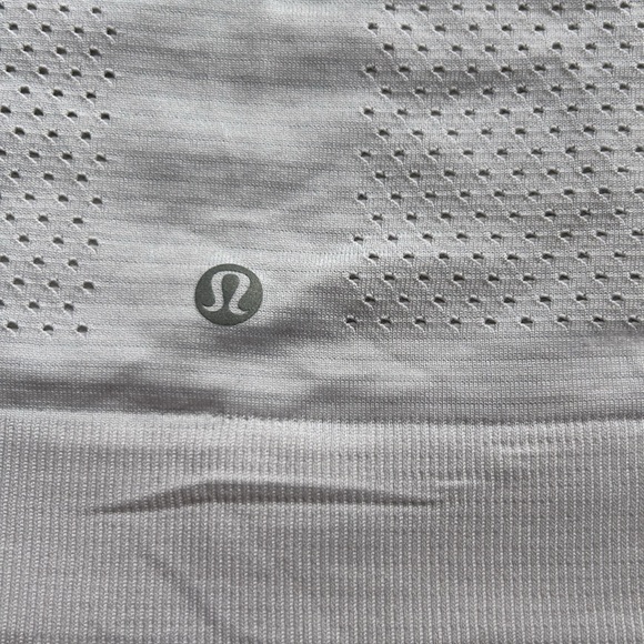 Lululemon Shirt Women’s White Breeze Muscle Tank II Perforated Breathable Logo - Picture 12 of 12